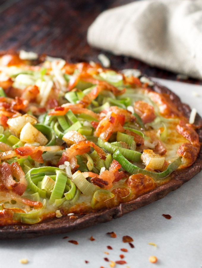 Low carb pizza recipe with bacon and leeks sprinkled with red hot peppers