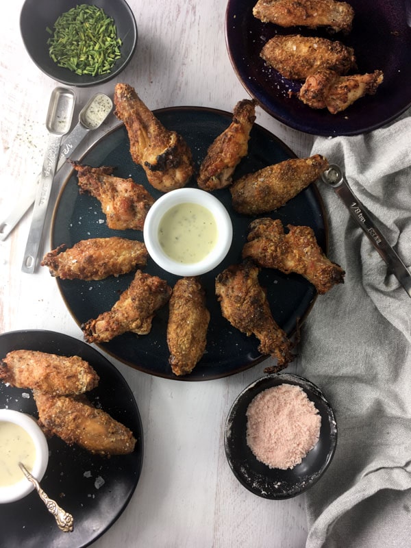 Chicken wings with dip